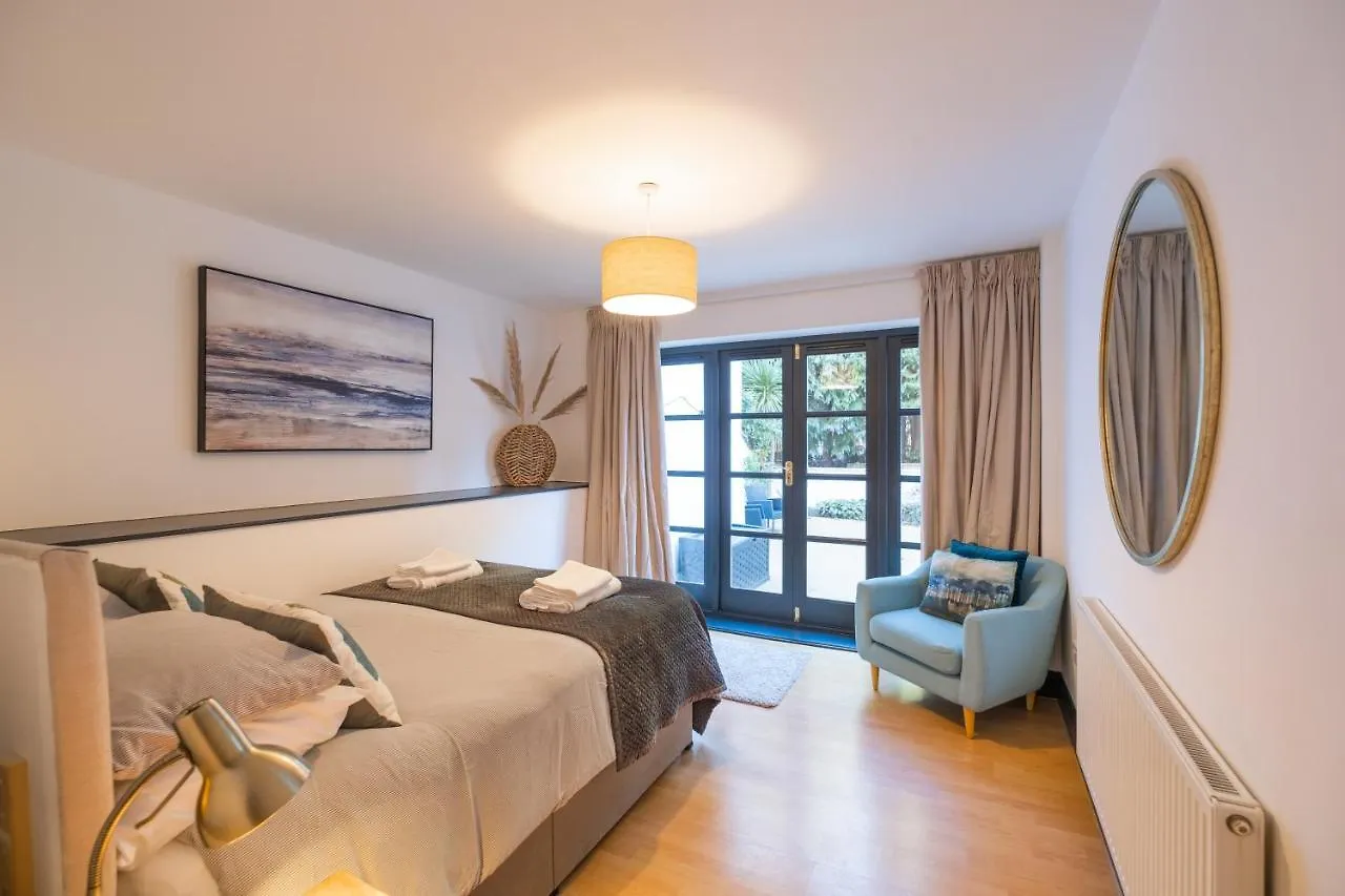 Modern Apt Near Gardens With Large Decking Area - Vivre Retreats Bournemouth