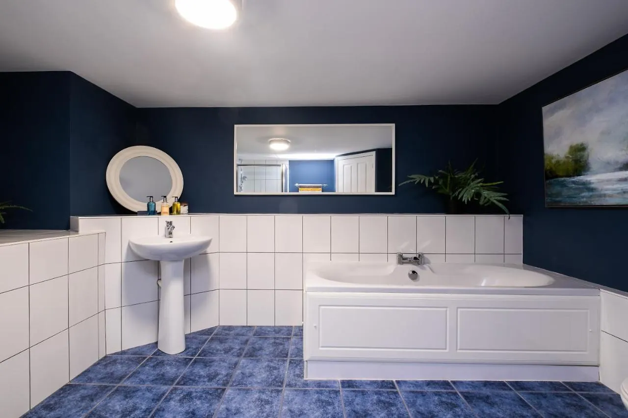 Modern Apt Near Gardens With Large Decking Area - Vivre Retreats Bournemouth