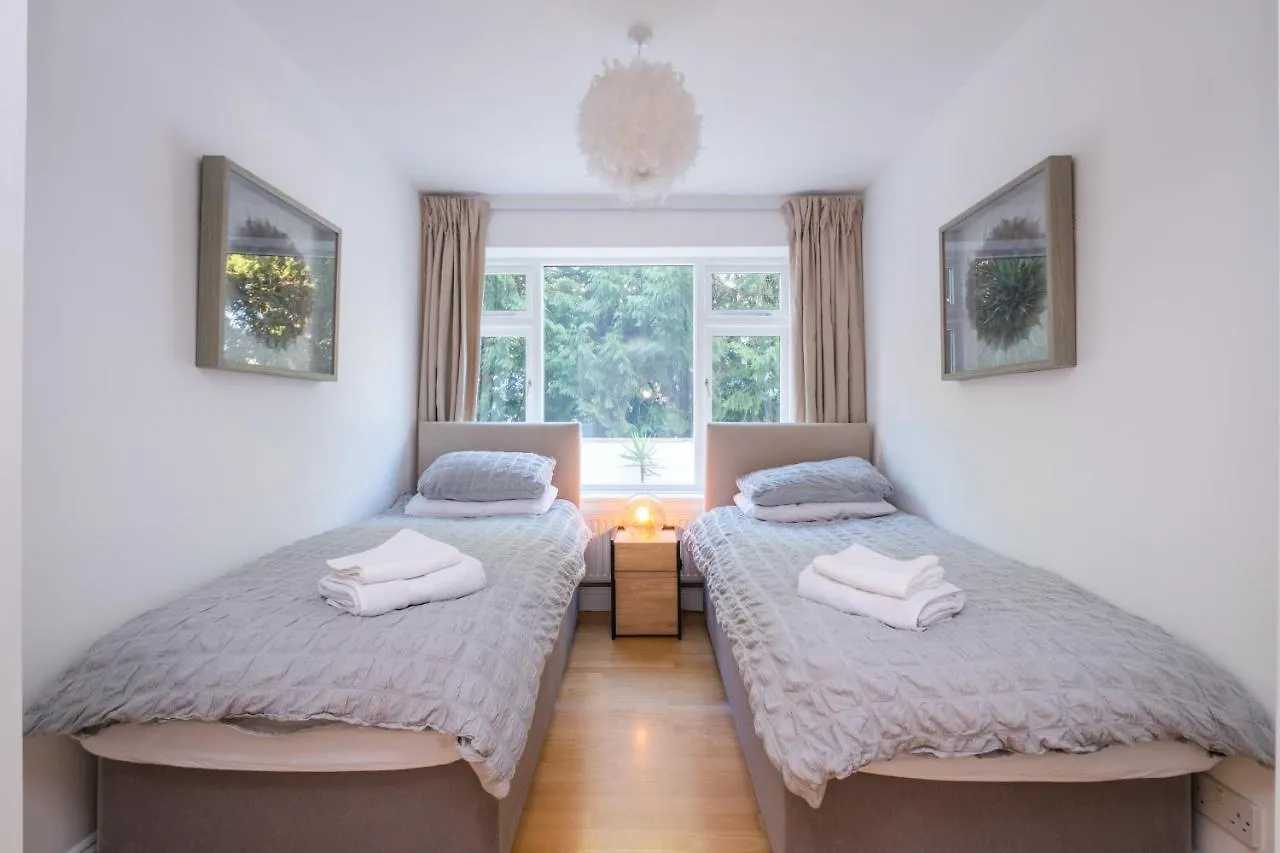 Modern Apt Near Gardens With Large Decking Area - Vivre Retreats Bournemouth 0*,  United Kingdom