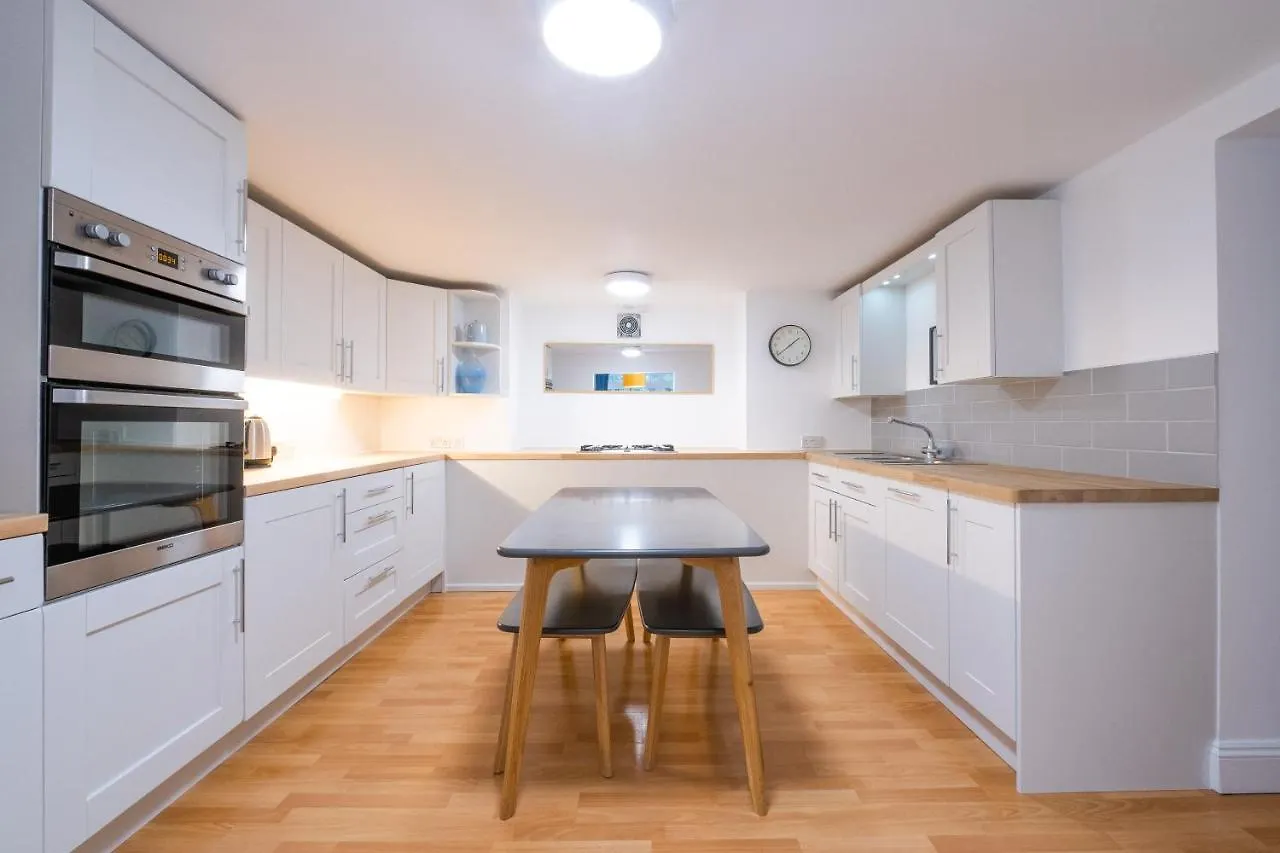 Modern Apt Near Gardens With Large Decking Area - Vivre Retreats Bournemouth Apartment