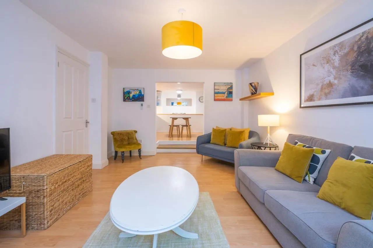 Modern Apt Near Gardens With Large Decking Area - Vivre Retreats Bournemouth Apartment