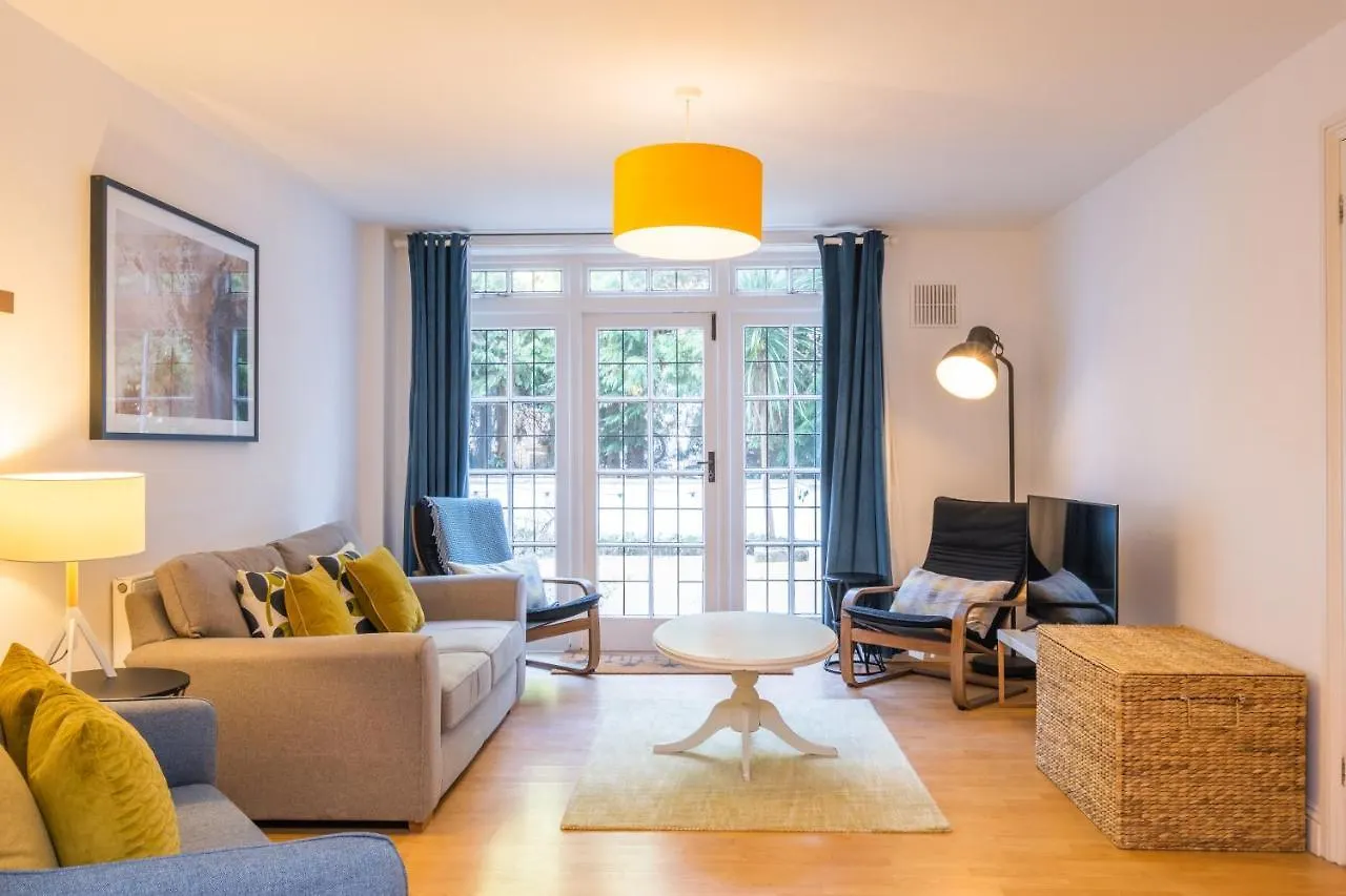 Modern Apt Near Gardens With Large Decking Area - Vivre Retreats Bournemouth 0*,