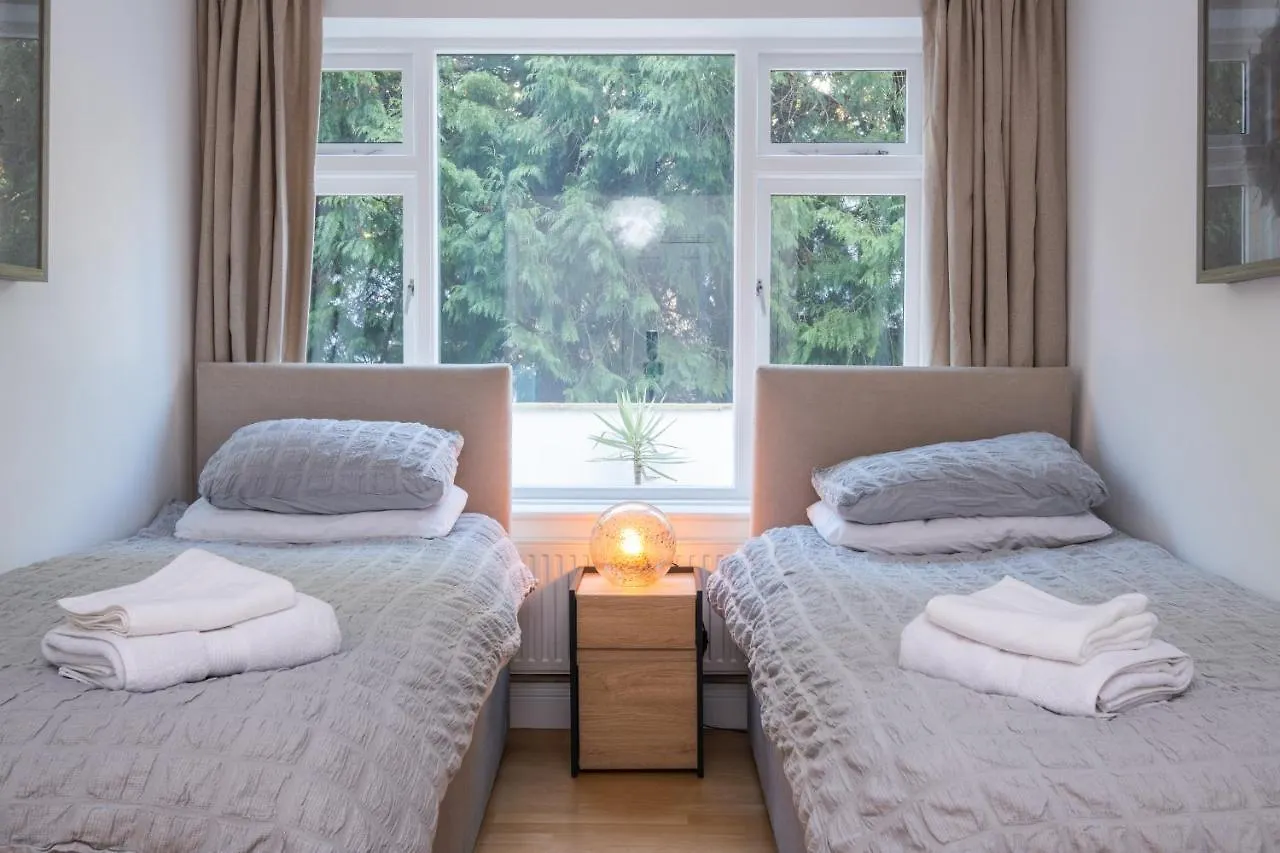 Modern Apt Near Gardens With Large Decking Area - Vivre Retreats Bournemouth United Kingdom